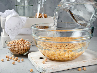 दालों को पकाने से पहले भिगोने से बढ़ जाती है पौष्टिकता, जानें सेहत के लिए क्यों है ये फायदेमंद