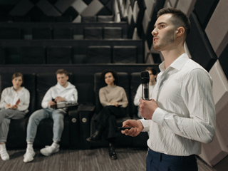 स्टेज पर या भीड़ के सामने बोलने में लगता है डर? एक्सपर्ट से जानें कैसे कम करें स्टेज फियर