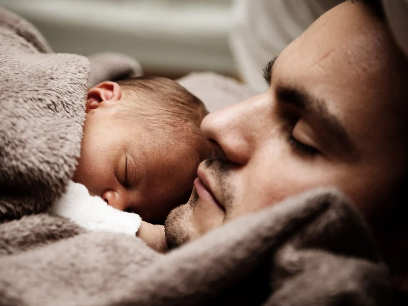 सोते समय शिशुओं को ज्यादा पसीना आने के हो सकते हैं कई कारण, जानें इससे बचाव के लिए आसान टिप्स
