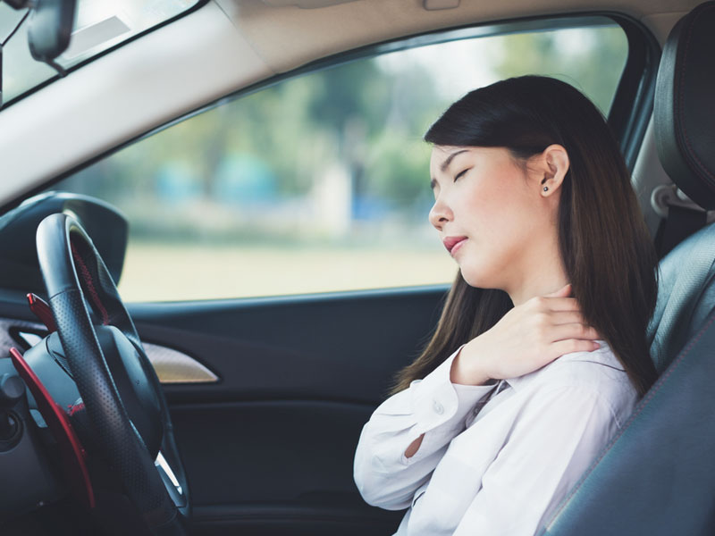 कंधे और पीठ के दर्द का कारण खराब ड्राइविंग पोश्चर तो नहीं? जानें ड्राइविंग करने का सही पोश्चर 