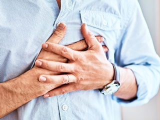 सीने में इंफेक्शन (Chest Infection) किन कारणों से होता है? डॉक्टर से जानें इसके लक्षण, खतरे और इलाज