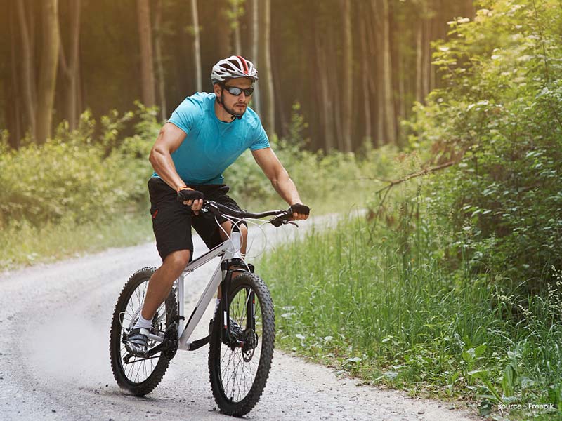 साइकिल चलाते समय ये 5 गलतियां सेहत पर पड़ सकती हैं भारी, पीठ, रीढ़ की हड्डी और घुटनों को हो सकता है नुकसान
