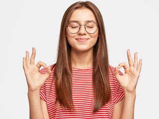 दिख रहे हैं ये 8 लक्षण तो आप भी हो सकते हैं 'टॉक्सिक पॉजिटिविटी' के शिकार, जानें इसे रोकने के उपाय