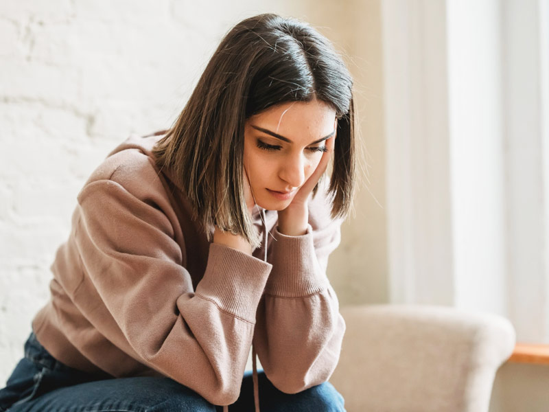 किसी व्यक्ति में आलस जैसे दिखने वाले ये 5 लक्षण हो सकते हैं डिप्रेशन का संकेत, जानें इनके बारे में