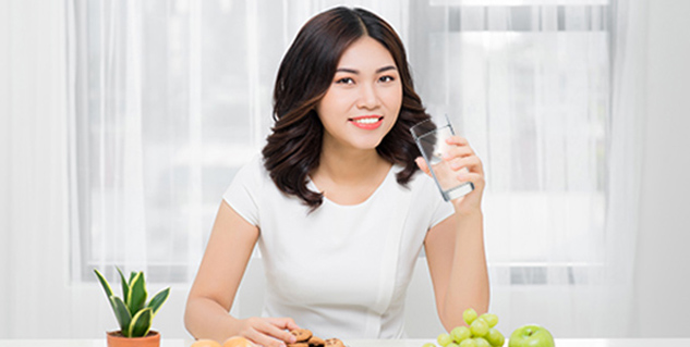 Inside1eatingwithdrinkig