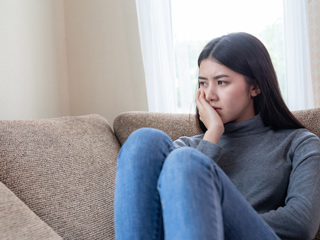 खुद की भावनाओं को व्यक्त न कर पाना हो सकता है इमोशनल ब्लंटिंग, जानें इसके कारण और लक्षण