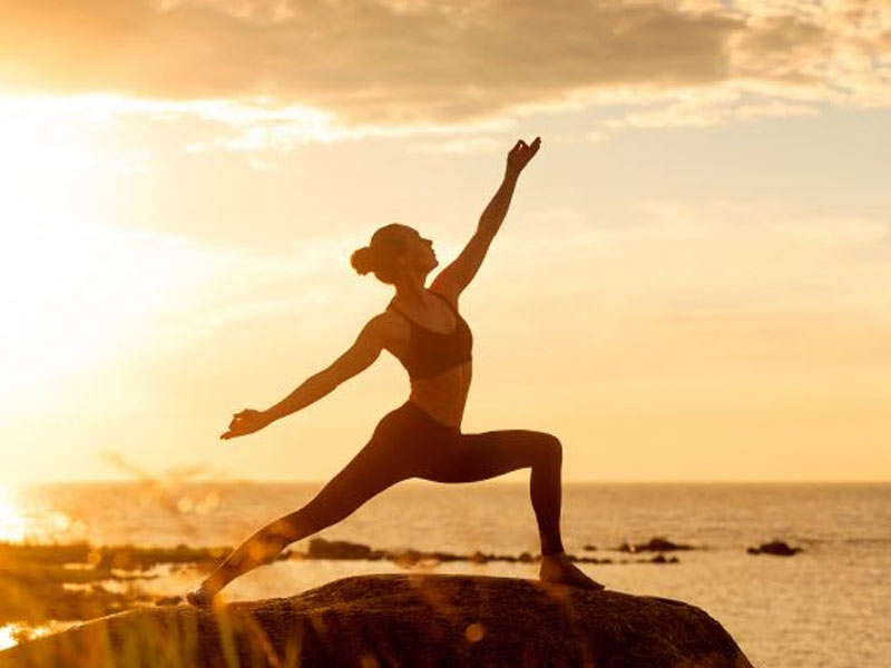 योगा वॉकिंग (yoga walking) क्या होता है? जानें इसे करने का आसान तरीका और फायदे