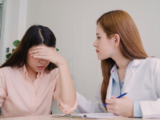 बीते कल (Past) को लेकर हो रहा है पछतावा तो आप भी हो सकते हैं इमोशनल बैगेज के शिकार, ऐसे पाएं छुटकारा