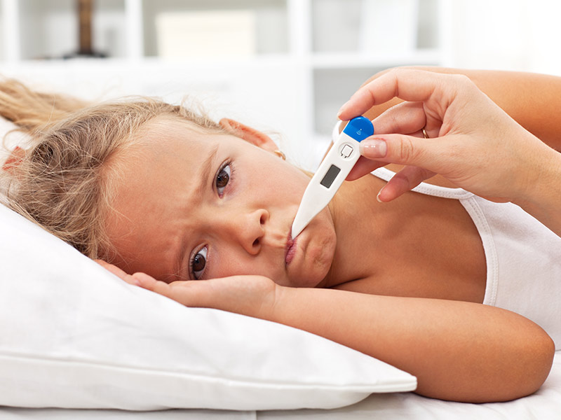 बच्चों में तेज बुखार के साथ दौरे पड़ने (फेब्राइल सीजर) के क्या कारण होते हैं? जानें इसके लक्षण और इलाज