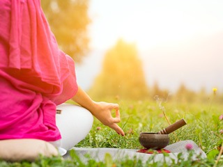 आयुर्वेद के अनुसार स्वस्थ जीवन के लिए कैसा हो सुबह से रात तक आपका डेली रूटीन (दिनचर्या), जानें एक्सपर्ट से