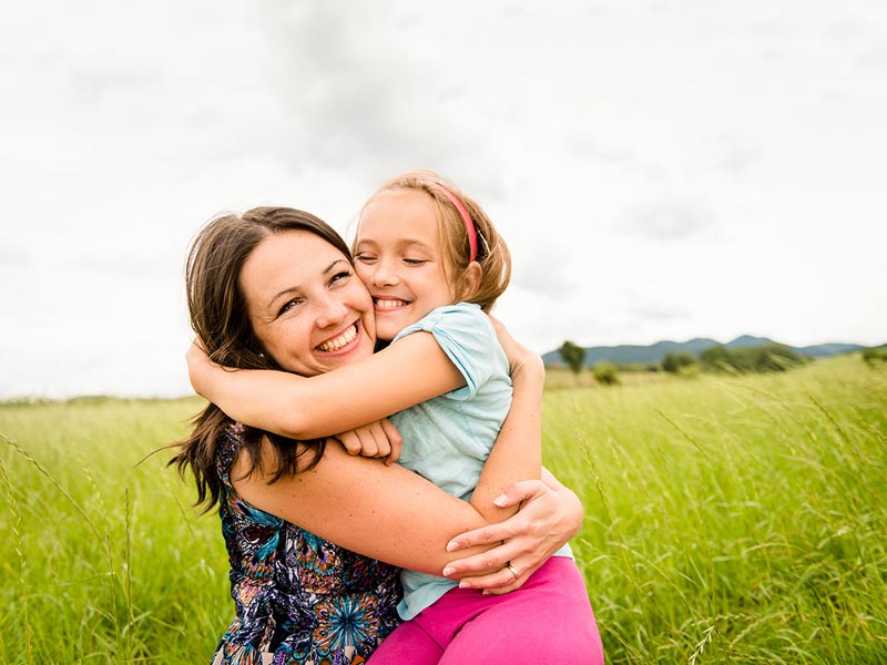 इन 6 कारणों से अपने बच्चों को जरूर गले लगाएं, एक्सपर्ट से जानें सेहत के लिए गले लगाने के खास फायदे