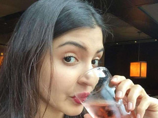 Black water: सेलिब्रेटीज के बीच क्यों पॉपुलर है ब्लैक वॉटर? जानें इस पानी की खूबियां और इसके लाभ