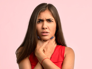 गले में भारीपन के कारण: क्यों महसूस होता है गले में भारीपन, जानें इसके असरदार घरेलू नुस्खे