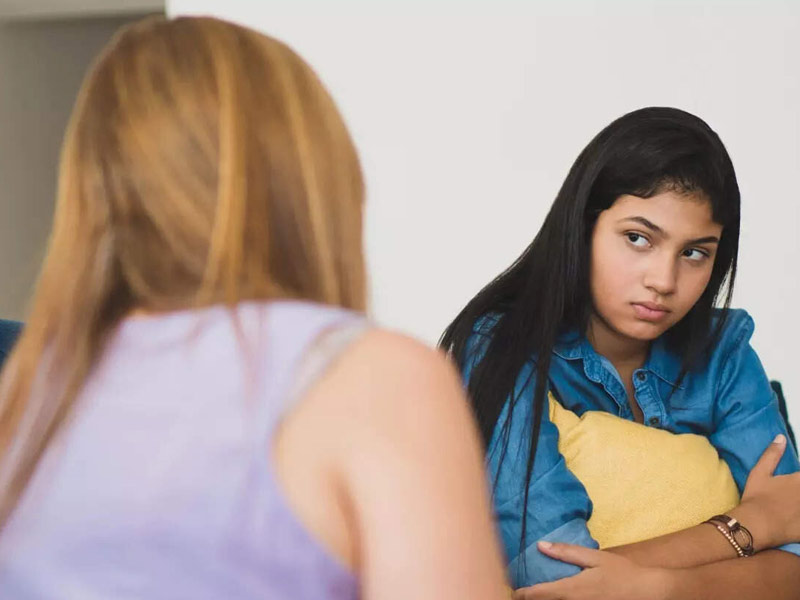 बात-बात पर बच्चा करता है डिमांड और देता है धमकी? जानें ऐसे बच्चों को सुधारने के टिप्स