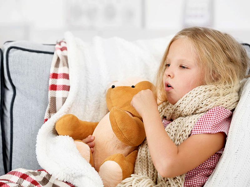 छोटे बच्चों को ठंड लगने के क्या लक्षण होते हैं? जानें ठंड लगने पर क्या करना चाहिए
