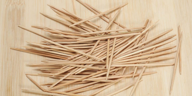 Side Effects of Using Toothpick in Hindi | क्या आप भी खाने के बाद टूथपिक या  तीली से खोदते हैं अपने दांत? एक्सपर्ट से जानें इसके कई नुकसान