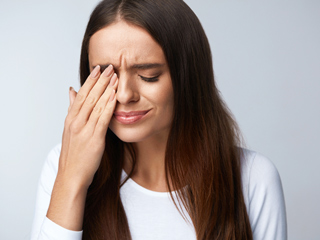 Eye Stroke: आई स्ट्रोक क्या है? डॉक्टर से जानें इसके कारण और लक्षण 