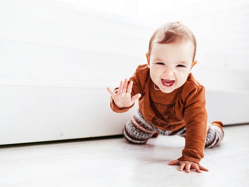 घुटने के बल चलने से शिशुओं की सेहत को मिलते हैं ये 7 फायदे, बेहतर होता है शारीरिक-मानसिक विकास