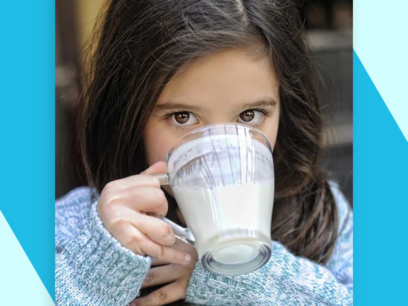 क्या आपके बच्चे भी दूध पीने में करते हैं आनाकानी? इन तरीकों से उनमें डालें दूध पीने की आदत