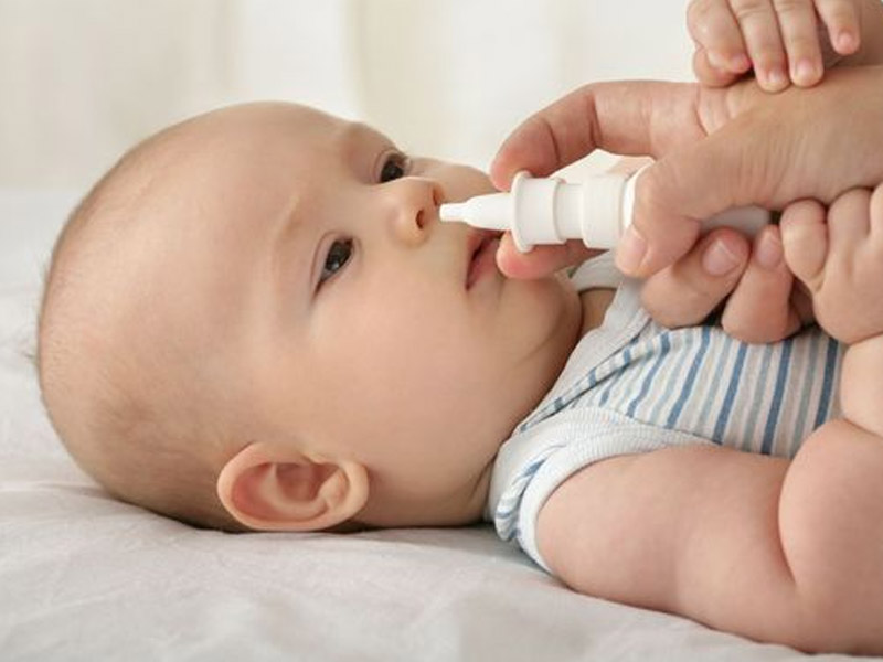 शिशुओं में बंद नाक के लिए नेजल ड्रॉप (नाक में डालने वाले ड्रॉप) का इस्तेमाल करें, तो बरतें ये सावधानी