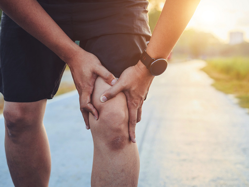 घुटनों के अर्थराइटिस (Knee Osteoarthritis) वाले मरीज ऐसे चुनें सही जूता, दर्द से मिलेगी राहत 