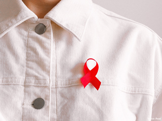 HIV पॉजिटिव रहते हुए बीमारी से हार मानने की बजाय डटकर करें सामना, जीवनशैली में ये बदलाव दूर रखेंगे बीमारियां