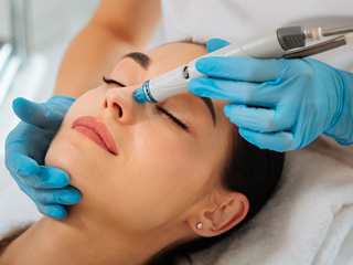 Hydra Facial: हाइड्रा फेशियल क्या है और कैसे किया जाता है? जानें इस फेशियल से त्वचा को मिलने वाले फायदे
