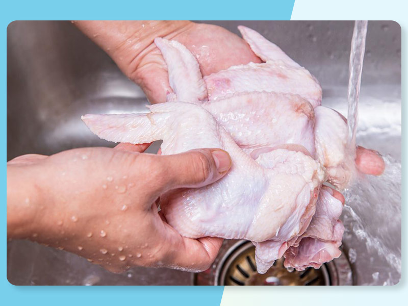 क्या पकाने से पहले या फ्रिज में स्टोर करने से पहले चिकन या मीट को धोना सही है?
