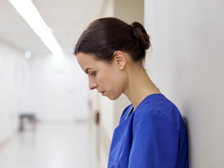 इन 5 आदतों वाले लोग अंजाने में स्वयं को पहुंचाते हैं नुकसान, जानें इन आदतों से बचने का तरीका