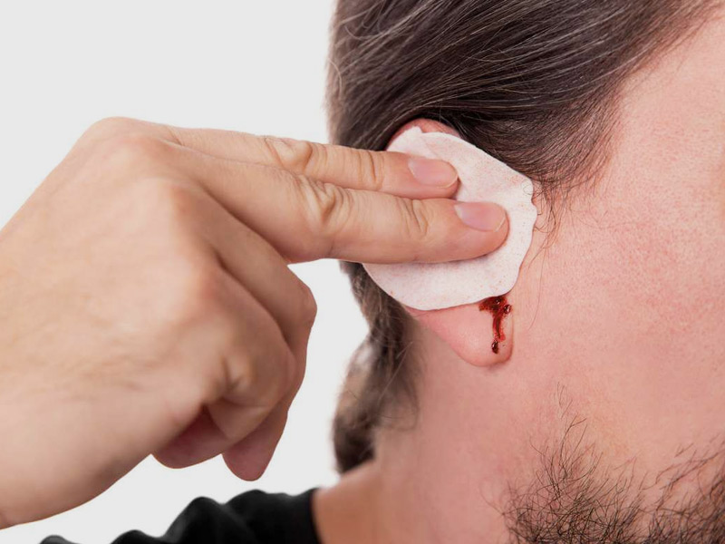 कान से खून निकलना नहीं है सामान्य, जानें इसके 5 कारण