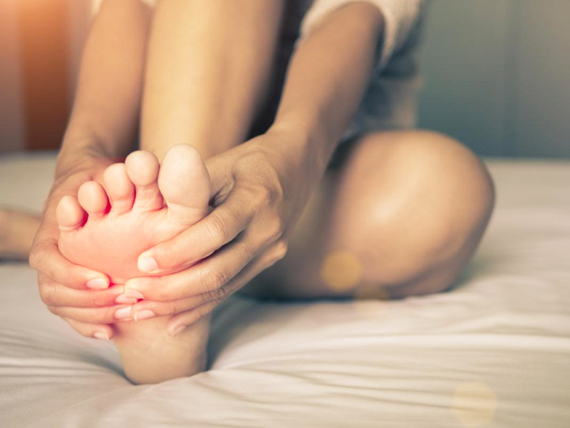 पैरों में क्यों होती है जलन की समस्या? जानें इसका कारण और इलाज के तरीके