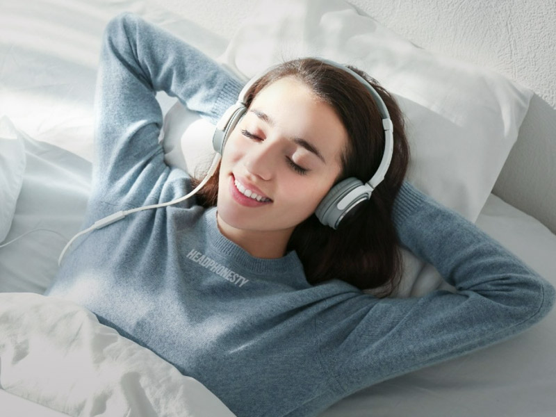 क्या सोने से पहले लगातार म्यूजिक सुनने से नींद पर पड़ता है बुरा असर? जानें डॉक्टर की राय