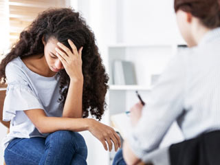 किसी को दुख या परेशानी में सांत्वना देते समय हमेशा ध्यान रखें ये 6 बातें, जानें उससे क्या कहें और क्या न कहें