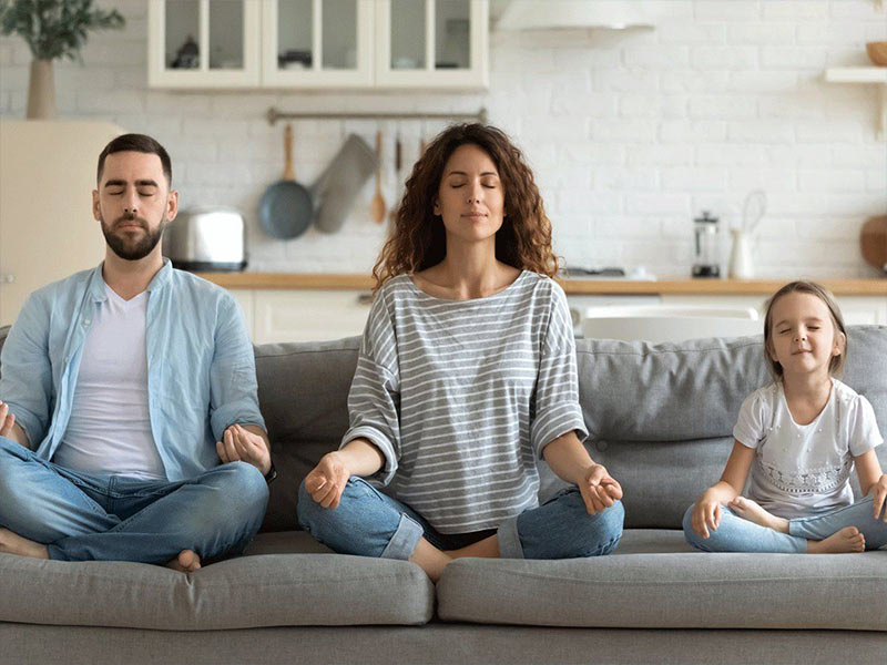 घर पर योगासन करने से पहले जरूरी है इन 5 बातों का ध्यान रखना, ताकि लंबे समय तक बना रहे अभ्यास