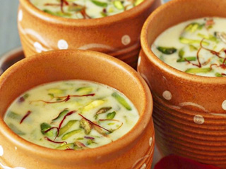 वजन बढ़ाने के लिए पिएं ड्रायफ्रूट्स और नट्स से बनी ये 5 ड्रिंक्स 