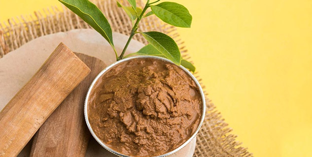  चंदन के लेप से दूर करें मास्क एक्ने (Sandalwood Mask to Cure Maskne or Mask Acne)
