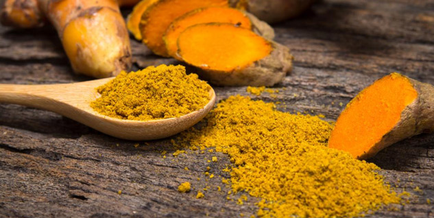 हल्दी लेप से ठीक होंगे मास्क के दाने (Turmeric Mask for Maskne)
