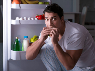 रात को नींद से उठकर खाने का मन करता है? जानें क्या है इस आदत का कारण और उपाय