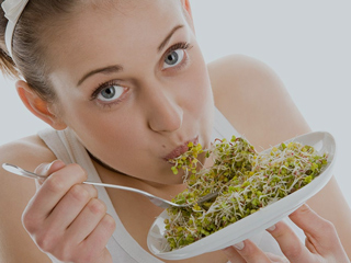 क्या कच्चे स्प्राउट्स (अंकुरित मूंग, चना) खाने के कुछ नुकसान भी हैं? जानें डायटीशियन से