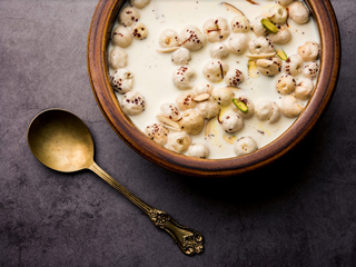 दूध में मखाना उबालकर खाने के 6 फायदे