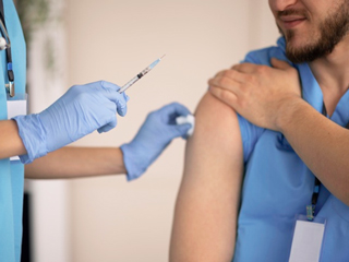 Corona Vaccine: अब 28 दिन के बजाय 2 महीने के गैप में लगेगी कोविशील्ड की दूसरी डोज, केंद्र ने बढ़ाया अंतराल