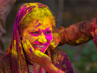 Holi 2022: स्किन, बालों और नाखूनों से छुड़ाएं होली का रंग, प्रयोग करें घर पर बने ये नैचुरल क्लींजर