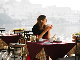 ट्रैवेल करने के दौरान क्या खाना चाहिए और क्या नहीं? एक्सपर्ट से जानें यात्रा में स्वस्थ रहने के लिए डाइट टिप्स