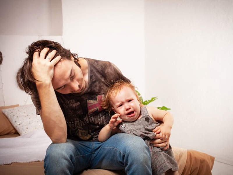 पिता बनने के बाद पुरुष भी हो सकते हैं पोस्टपार्टम डिप्रेशन का शिकार, जानें लक्षण और इलाज