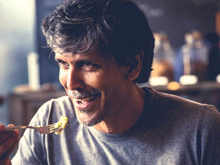 क्या खाते हैं 55 की उम्र में भी गजब की फिटनेस रखने वाले एक्टर मिलिंद सोमन? जानें उन्हीं से