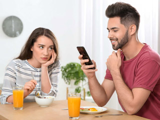 हमेशा फोन में लगे रहने की आदत आपको बना सकती है 'Phubbing' का शिकार, जानें इसके बारे में