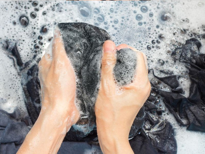 कपड़े धोने और सुखाने की ये 4 गलतियां आपको बना सकती हैं बीमार