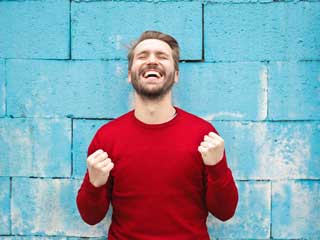 खुश रहने के 7 फायदे जिनका सेहत पर पड़ता है सीधा असर