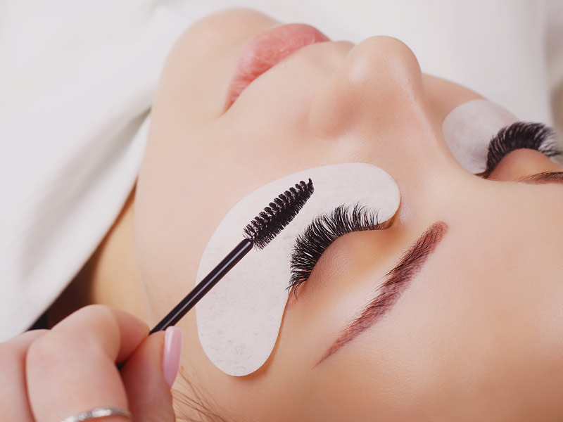Using Eyelash Extensions To Get The Look? Beware Of These Side Effects