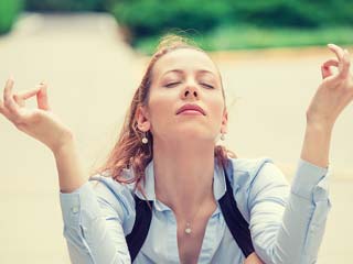 दिनभर टेंशन से घिरे रहते हैं आप? जानें मन को शांत करने के 5 तरीके और फायदे
